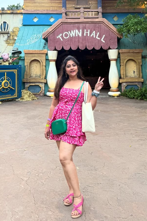 Tv Actress Lahari Enjoying At Wonder Park with family PHotos14