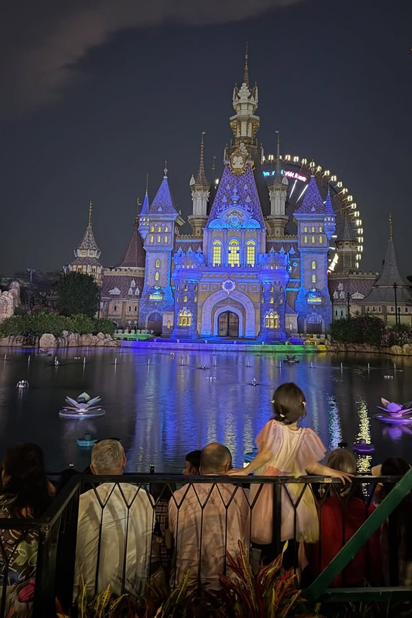 Tv Actress Lahari Enjoying At Wonder Park with family PHotos15