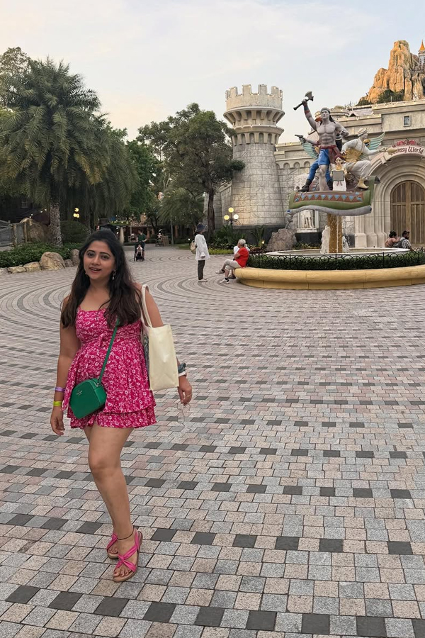 Tv Actress Lahari Enjoying At Wonder Park with family PHotos16