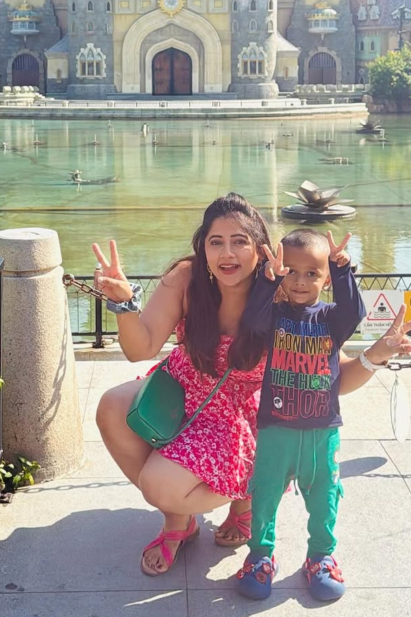 Tv Actress Lahari Enjoying At Wonder Park with family PHotos4