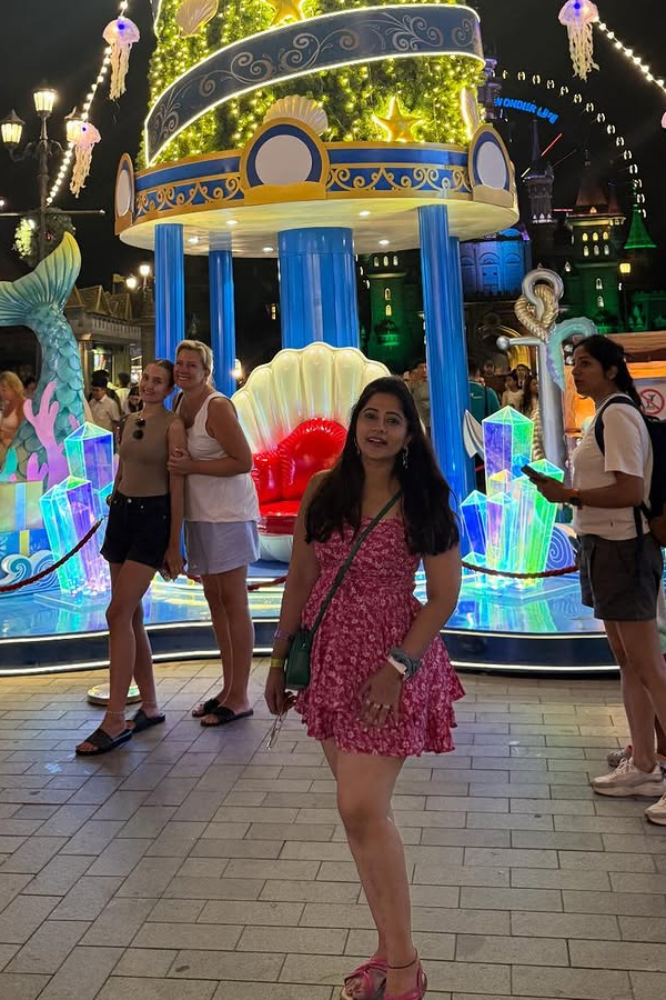 Tv Actress Lahari Enjoying At Wonder Park with family PHotos5