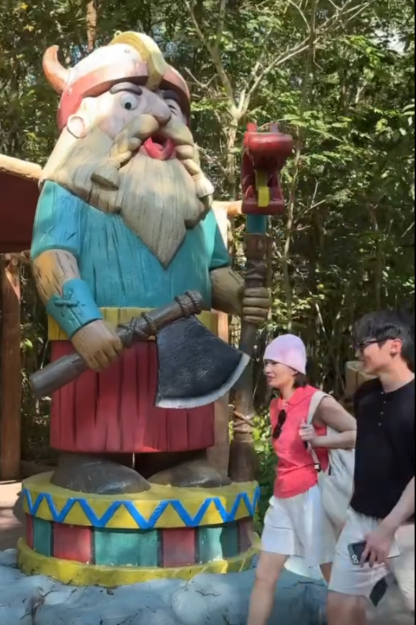 Tv Actress Lahari Enjoying At Wonder Park with family PHotos7