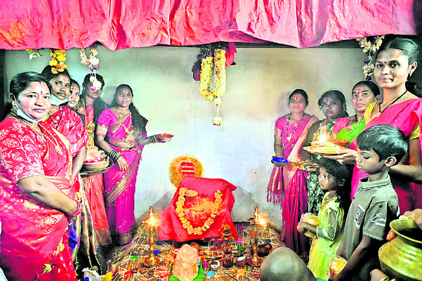 తల్లులకు తనివితీరా మొక్కులు2