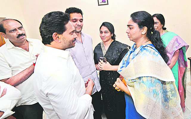 నేతలను అడ్డుకున్న పోలీసులు 1