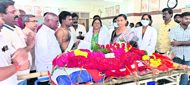 మెడికల్‌ కాలేజీకి భౌతికకాయం దానం1