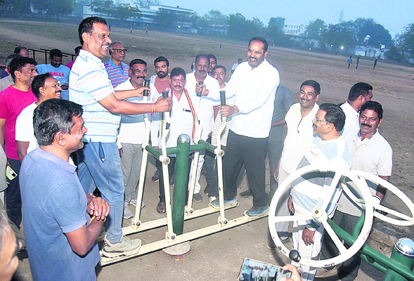కోతులను తరిమేయాలి 1