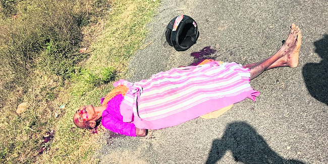 చికెన్‌ వ్యర్థాల వాహనం సీజ్‌ 1