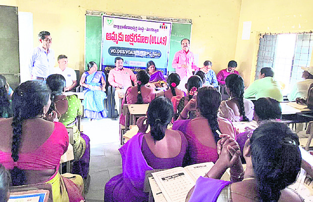 అక్షరాస్యులుగా తీర్చిదిద్దేందుకు కృషి 1