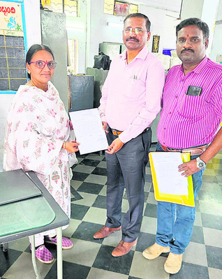 ‘సాక్షి’ స్టడీ    మెటీరియల్‌ పంపిణీ4