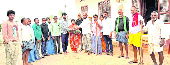 ‘సాక్షి’ స్టడీ    మెటీరియల్‌ పంపిణీ2