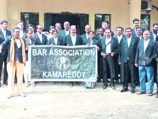 విధులను బహిష్కరించిన న్యాయవాదులు 1