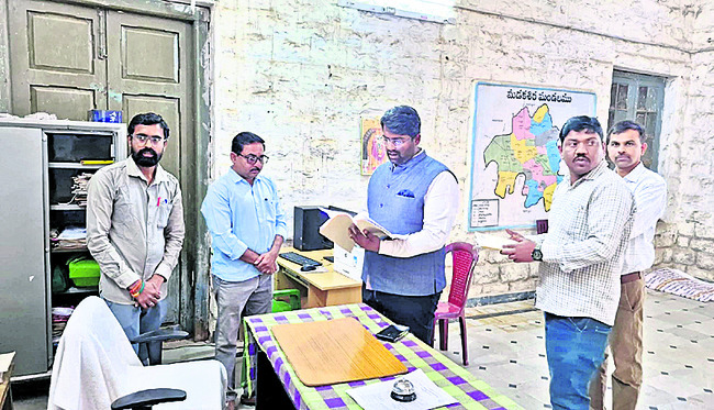 ఢిల్లీని తాకిన ఉపాధ్యాయుల సెగ 
1