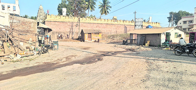రోడ్లు ఇలా.. భక్తులు వచ్చేది ఎలా? 1