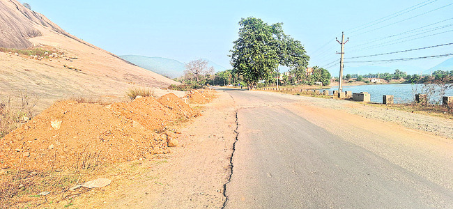 రోడ్లు ఇలా.. భక్తులు వచ్చేది ఎలా? 2