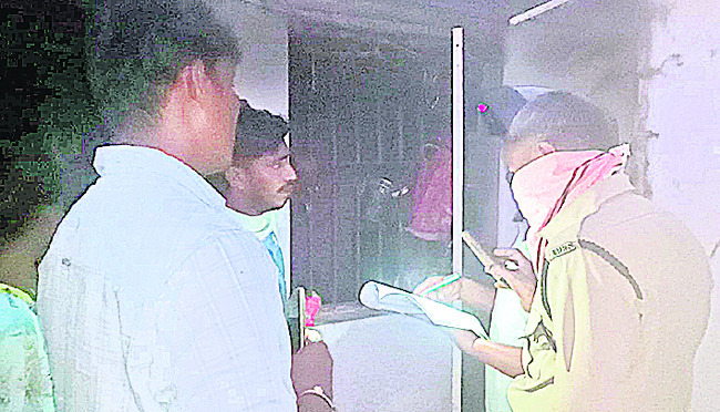 షార్ట్‌ సర్క్యూట్‌తో ఇల్లు దగ్ధం 
1