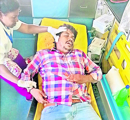 ఆటోను ఢీకొన్న కంటైనర్‌ 1