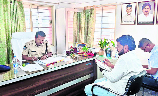 పశు ఔషధి కేంద్రాలు ఏర్పాటు చేయాలి: కలెక్టర్‌ 1