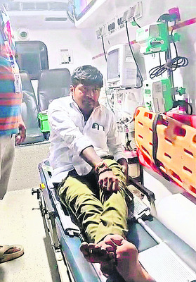 బైక్‌ను తప్పించబోయి కారు బోల్తా 1