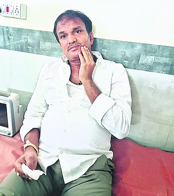 బైక్‌ను తప్పించబోయి కారు బోల్తా 2