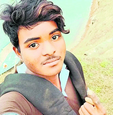 వ్యాన్‌ బోల్తా పడి ఒకరి మృతి1