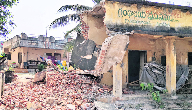 కబ్జా కోరల్లో గ్రంథాలయ భవనం?1