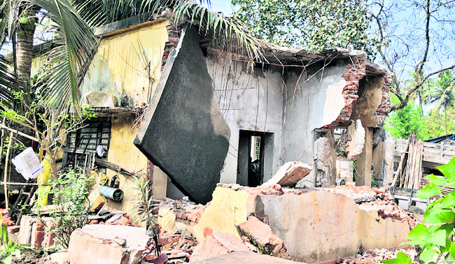 కబ్జా కోరల్లో గ్రంథాలయ భవనం?1