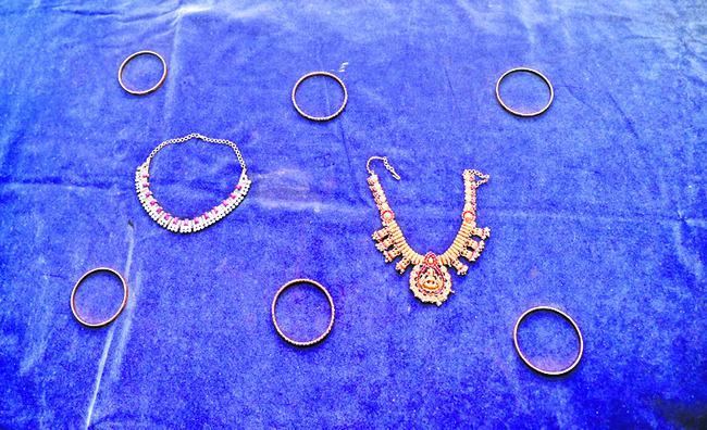 బంగారు నగలు దొంగిలించిన కిలాడీ మహిళల అరెస్ట్‌1