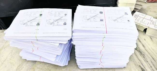 ● పోస్టల్‌ బ్యాలెట్‌కు      రేపటి వరకు గడువు
1