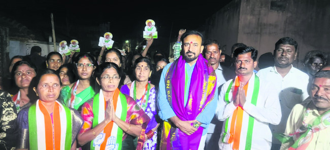 అమ్మవారికి పట్టు వస్త్రాల సమర్పణ
1