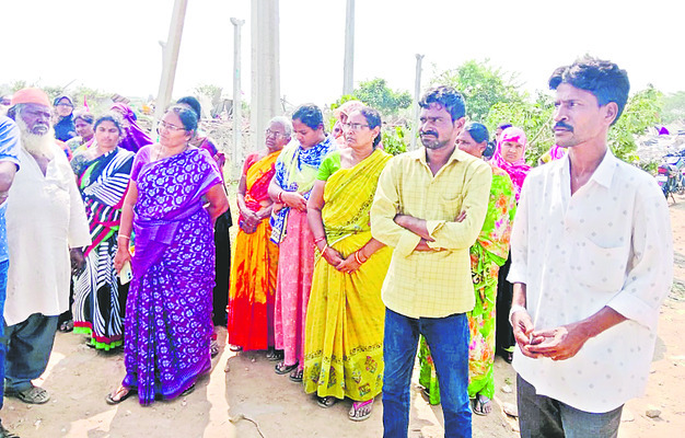 అధికారుల తలా ఒకమాట... 
1