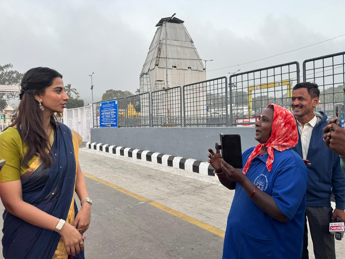 Actress Meenakshi Chaudhary Visited In Tirumala14