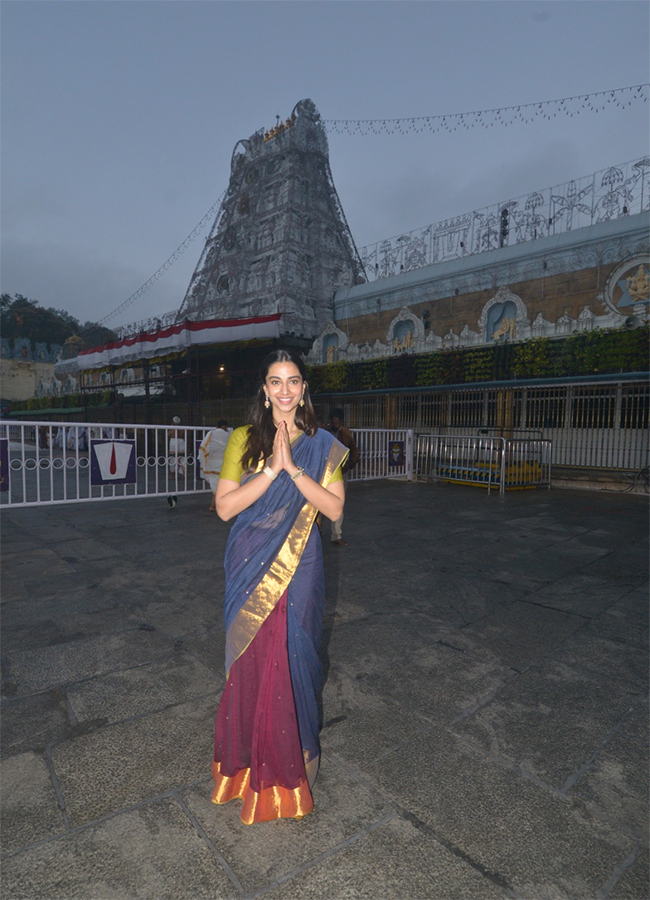 Actress Meenakshi Chaudhary Visited In Tirumala2