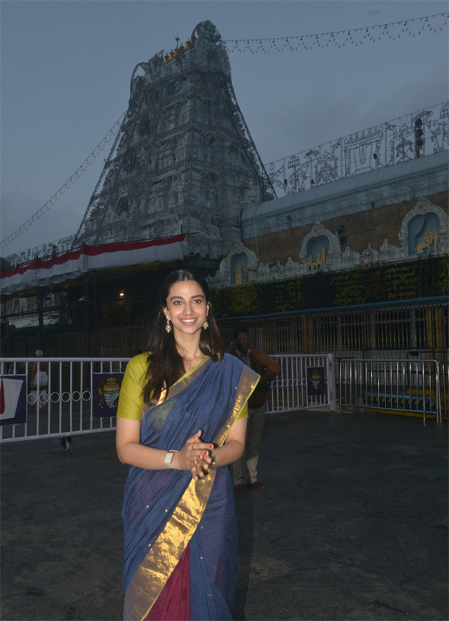 Actress Meenakshi Chaudhary Visited In Tirumala3