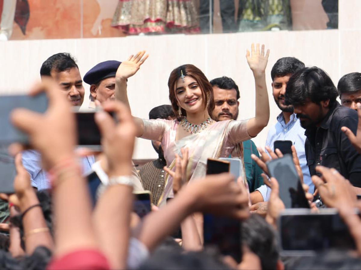 Actress Sreeleela creates a buzz at a shopping mall opening10