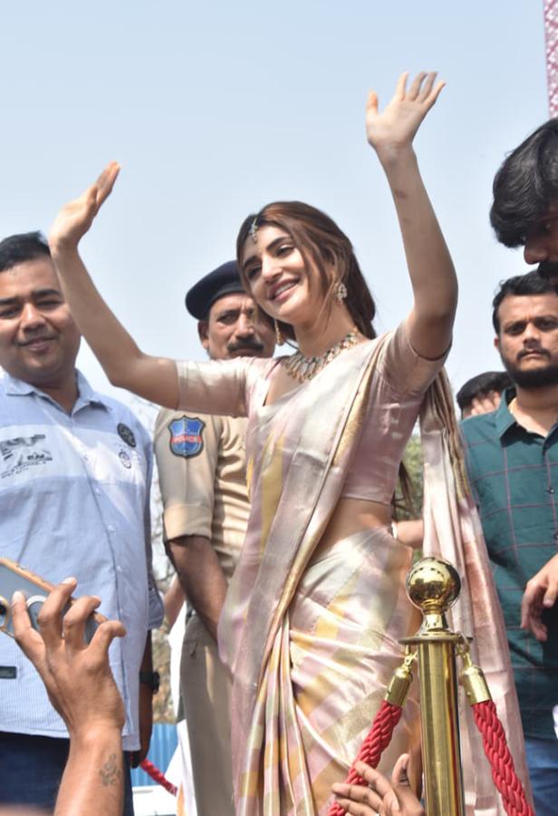 Actress Sreeleela creates a buzz at a shopping mall opening15