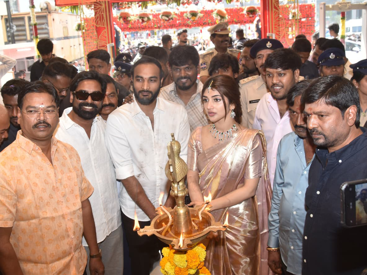 Actress Sreeleela creates a buzz at a shopping mall opening18