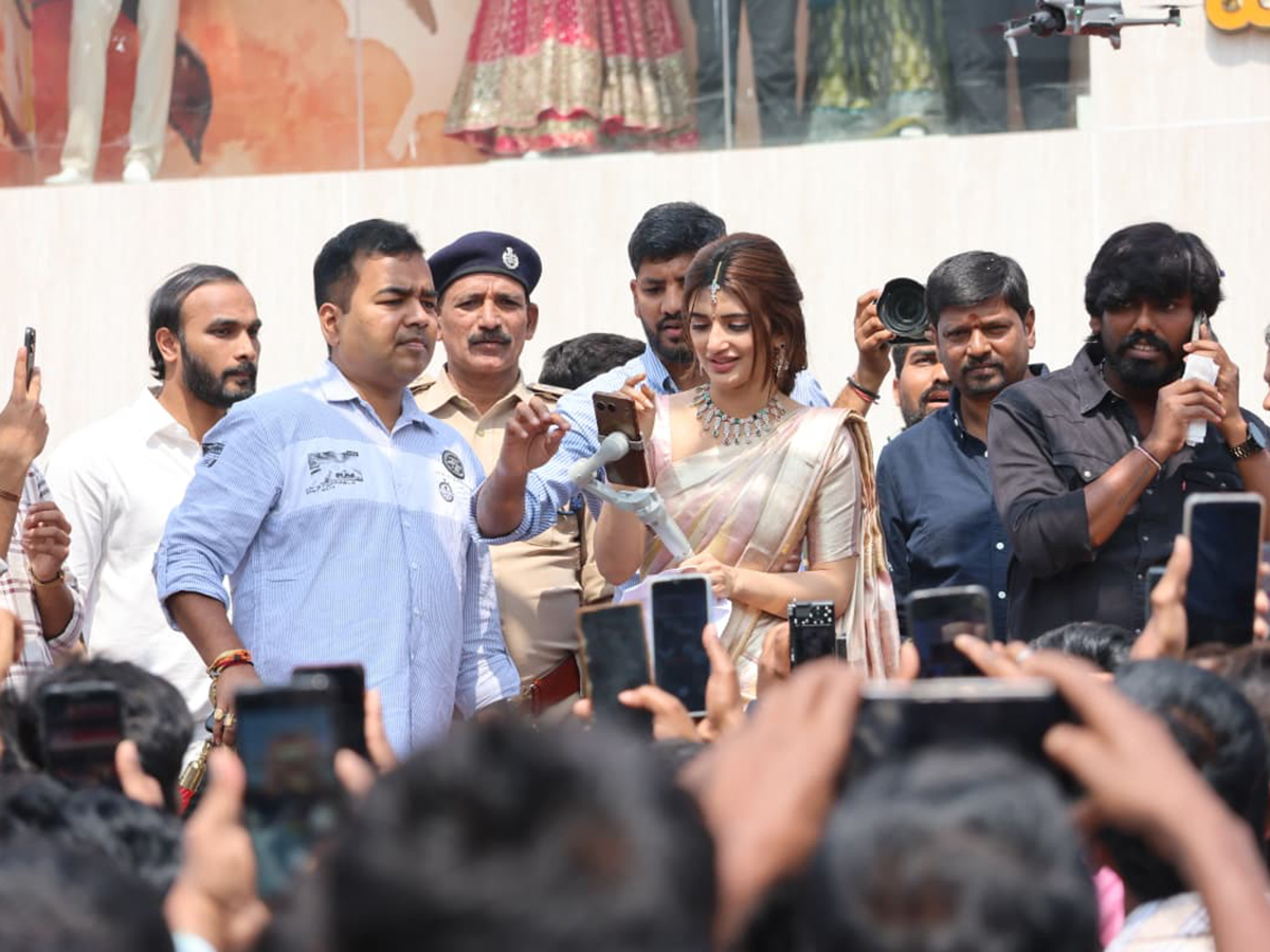 Actress Sreeleela creates a buzz at a shopping mall opening19
