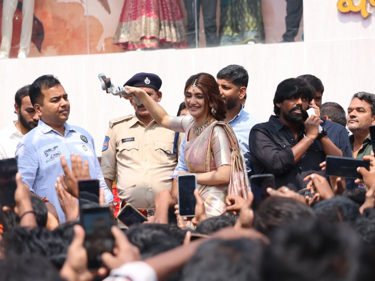 Actress Sreeleela creates a buzz at a shopping mall opening2