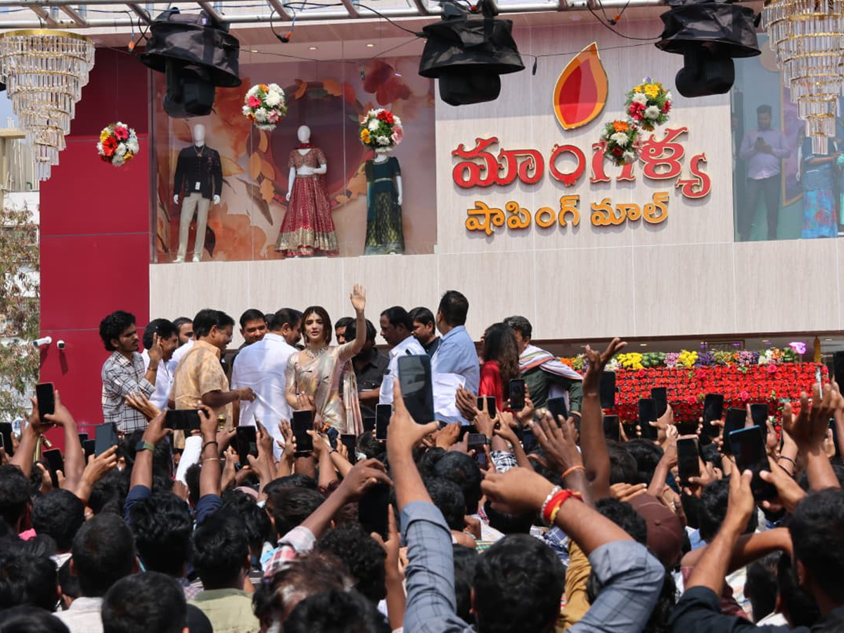 Actress Sreeleela creates a buzz at a shopping mall opening20