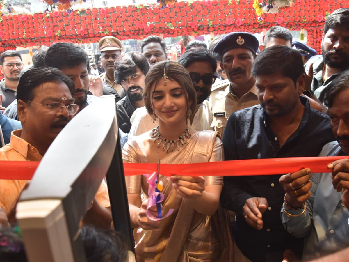 Actress Sreeleela creates a buzz at a shopping mall opening22