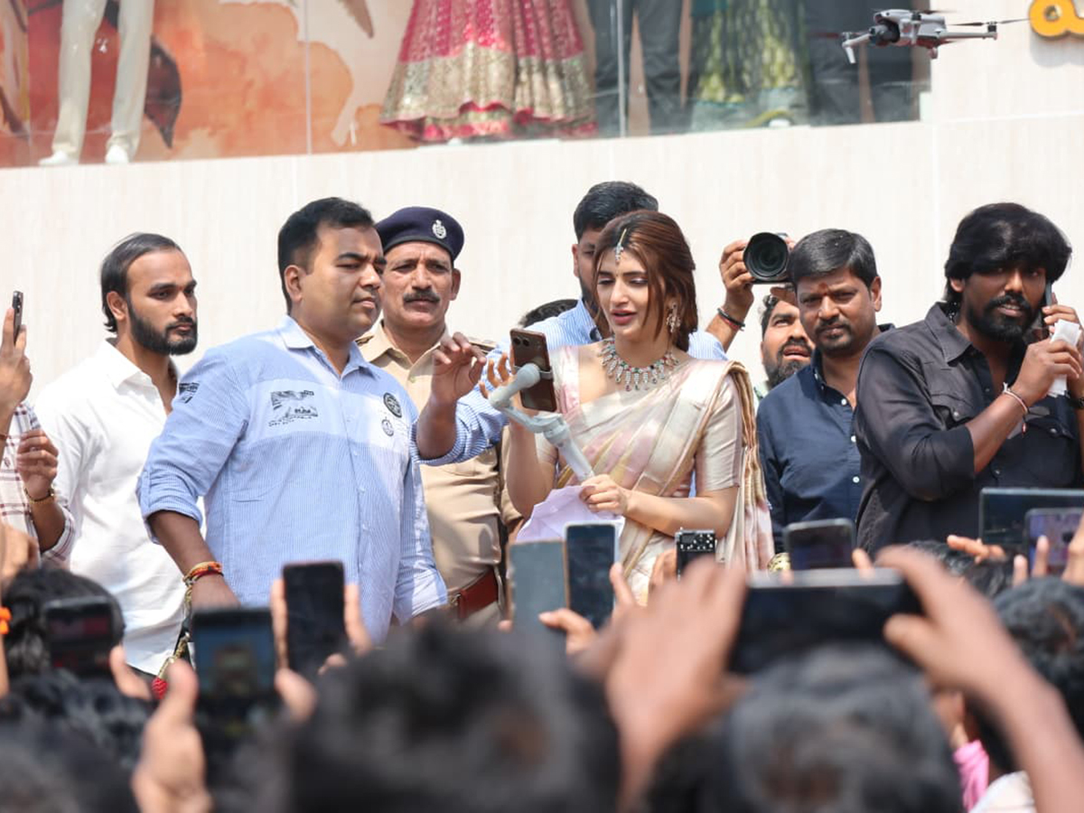 Actress Sreeleela creates a buzz at a shopping mall opening24