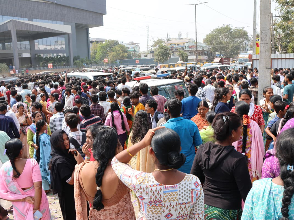Actress Sreeleela creates a buzz at a shopping mall opening6