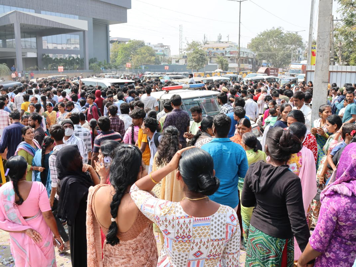Actress Sreeleela creates a buzz at a shopping mall opening13