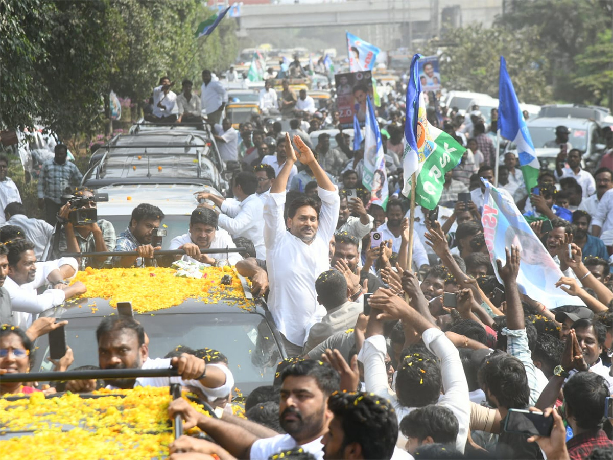Huge Fans Following to YS Jagan at Ibrahimpatnam Tour2