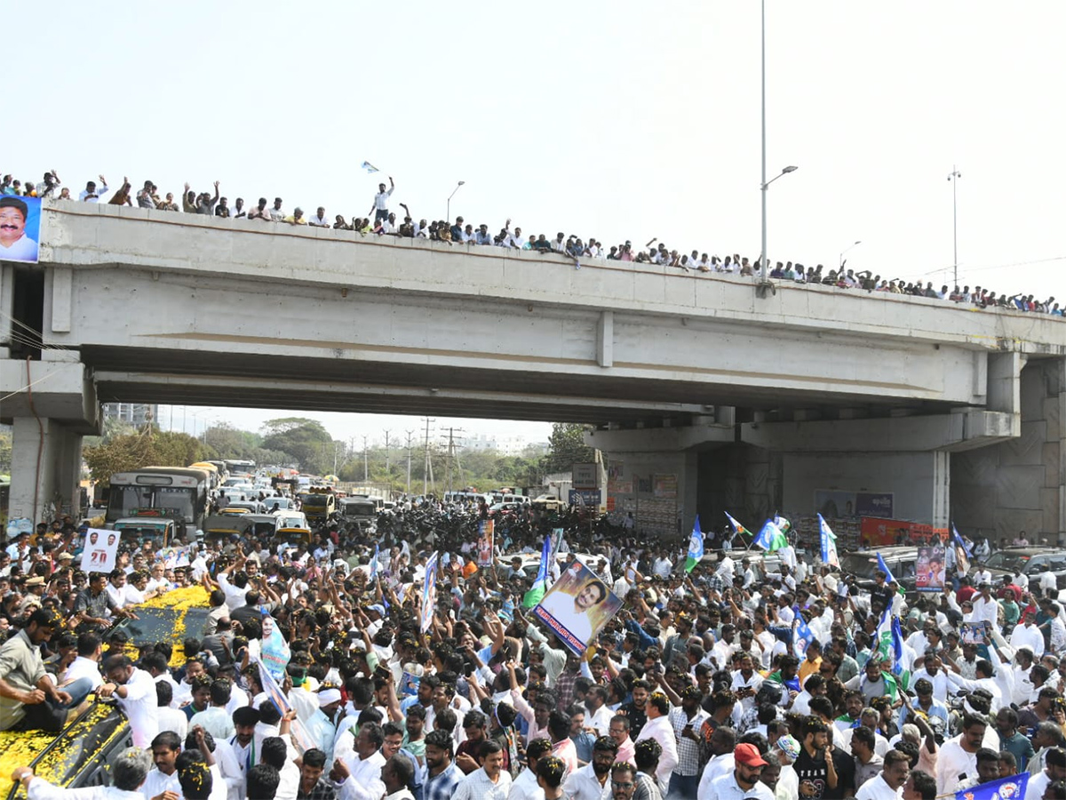 Huge Fans Following to YS Jagan at Ibrahimpatnam Tour3