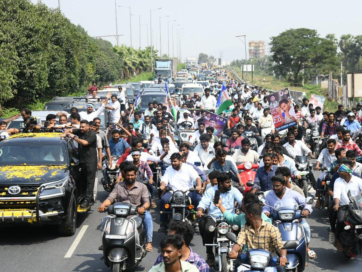 Huge Fans Following to YS Jagan at Ibrahimpatnam Tour4