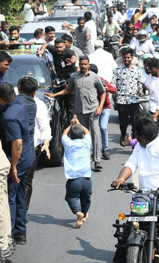 Huge Fans Following to YS Jagan at Ibrahimpatnam Tour5