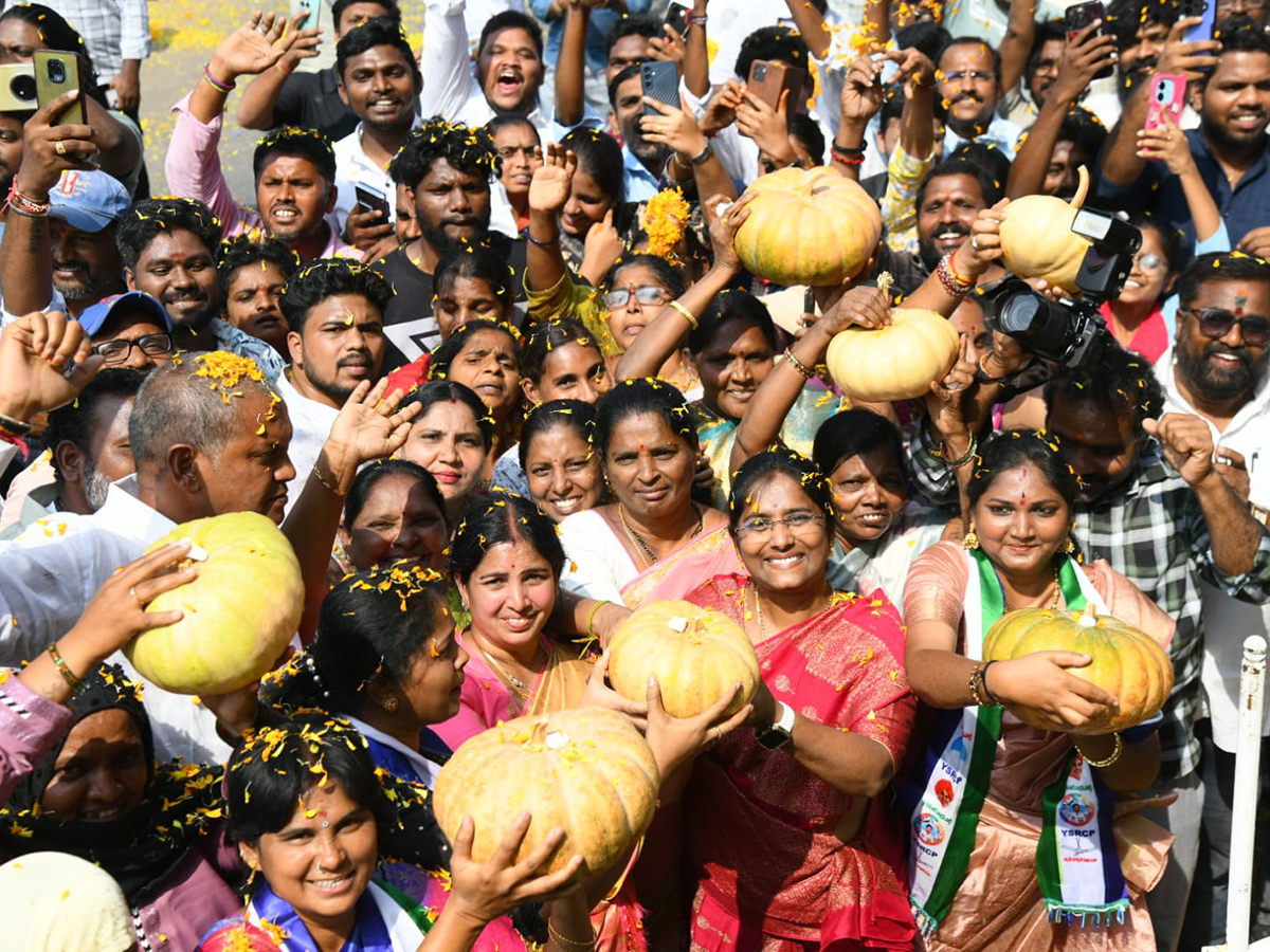 Huge Fans Following to YS Jagan at Ibrahimpatnam Tour6