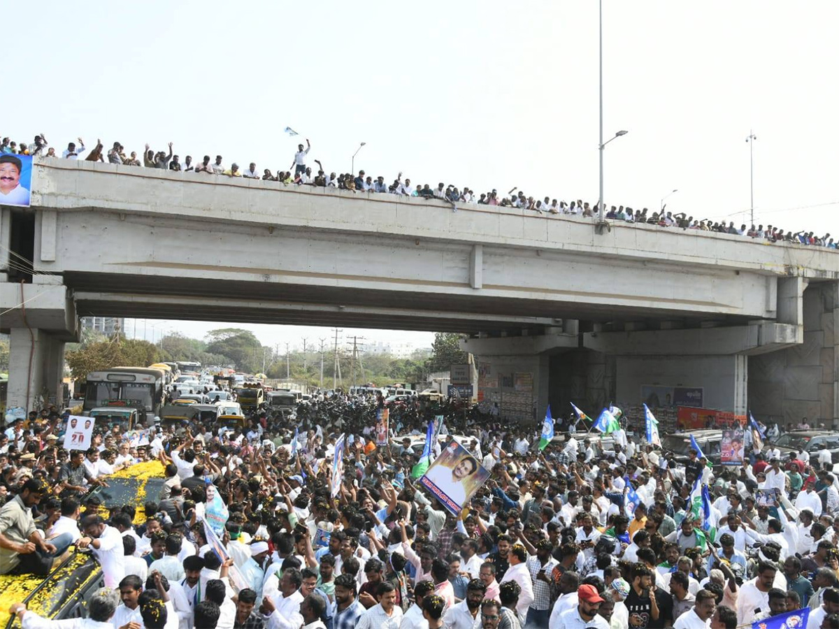 Huge Fans Following to YS Jagan at Ibrahimpatnam Tour10