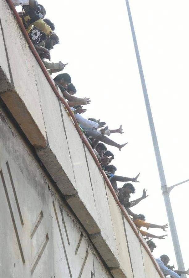 Huge Fans Following to YS Jagan at Ibrahimpatnam Tour11